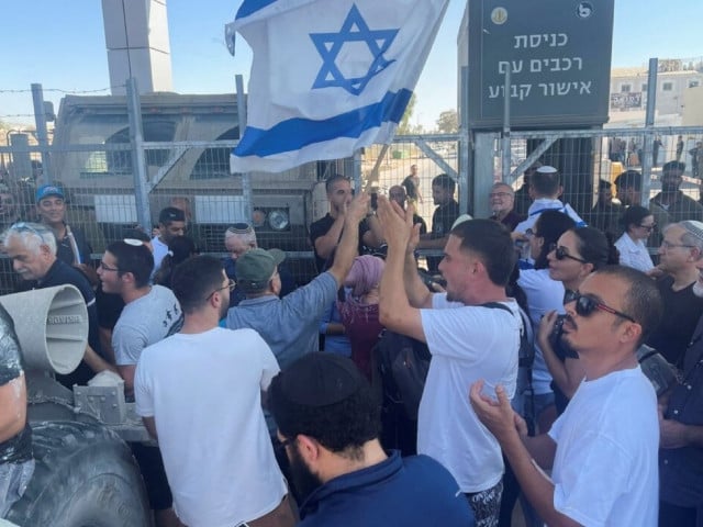 right wing protesters wave israeli flags outside sde teiman detention facility after israeli military police arrived at the site as part of an investigation into suspected abuse of a palestinian detainee near beersheba in southern israel july 29 2024 photo reuters